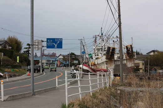 道路沿いに船が・・・