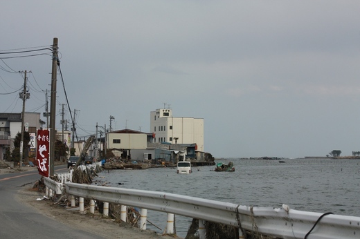 水没した旅館の送迎バス