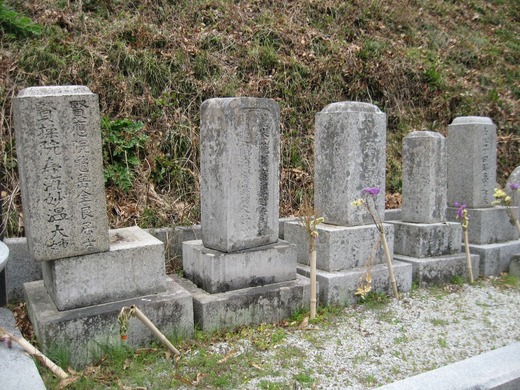 ずれてしまった墓石群